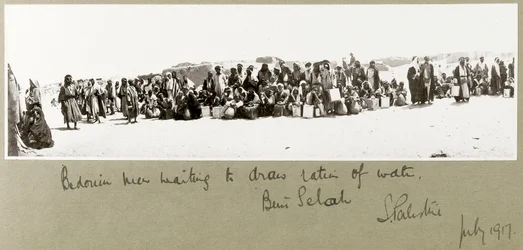 Hommes bédouins attendant de recevoir leur ration d